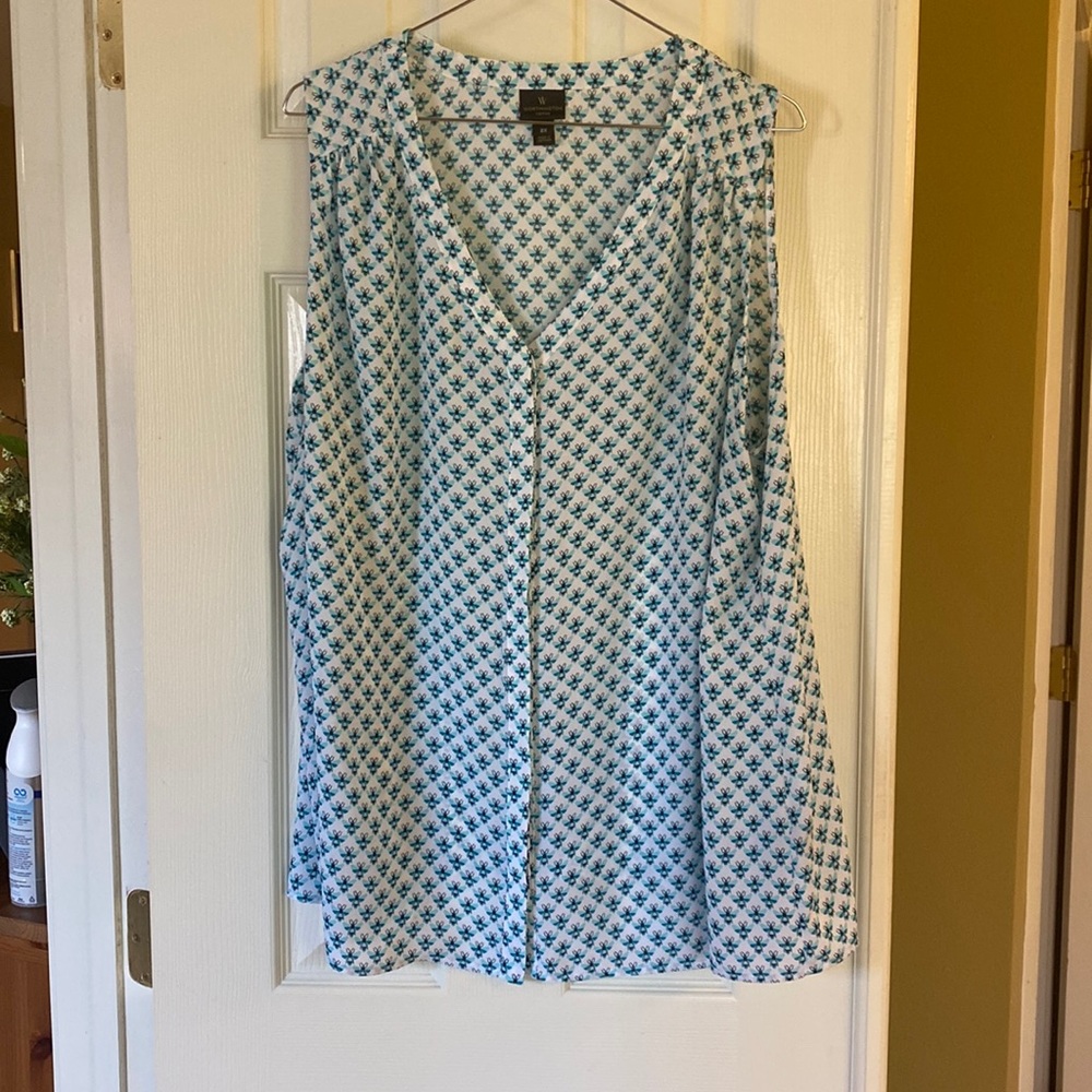 Worthington Light weight fire fly design button down sleeveless blouse